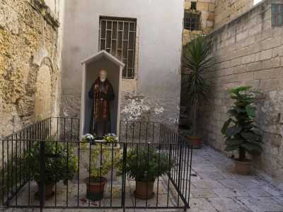 In fondo, a guardia di un rudimentale recinto con tre piante, c�� infine una grossa statua di San Pio realizzata in una nicchia